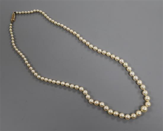 A single strand graduated cultured pearl necklace, with a 9ct gold clasp, 48cm.